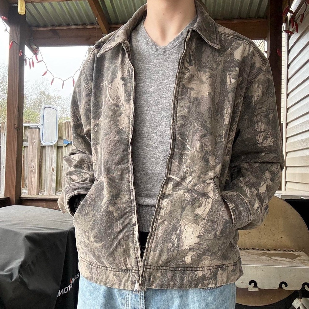 Super cool vintage y2k 2000s Hollister camo men’s long sleeve workwear jacket!